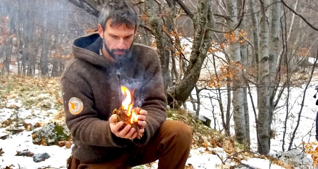 Marco Priori accende il fuoco con l'archetto nelle lezioni Natural Survival